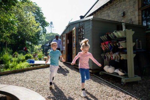 ralentissez les enfants - garden decoration photos et images de collection