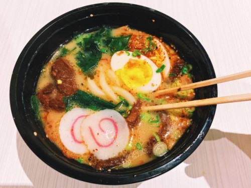 ramen noodles soup with beef, close-up - junk food stock pictures, royalty-free photos & images