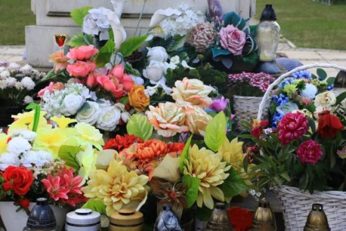 random flower bouquets left at the memorial site - garden decoration stock pictures, royalty-free photos & images