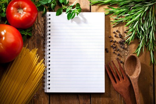 recipe notepad surrounded by italian ingredients - food stockfoto's en -beelden
