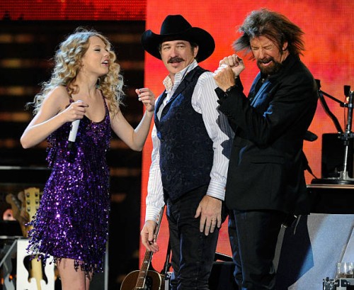 Recording artist Taylor Swift jokes with Kix Brooks and Ronnie Dunn of the duo Brooks & Dunn after performing during the "Brooks & Dunn - The Last...