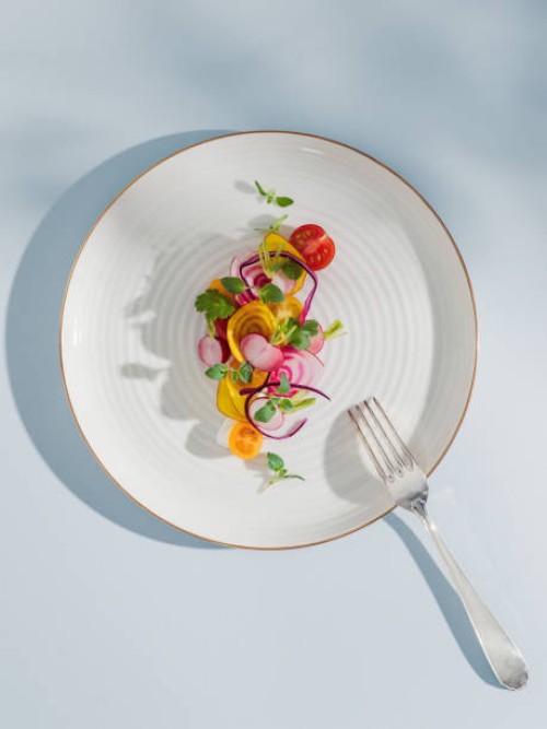 regeling van groenten serveren wortels en kruiden plaat van gezond veganistisch eten - food stockfoto's en -beelden
