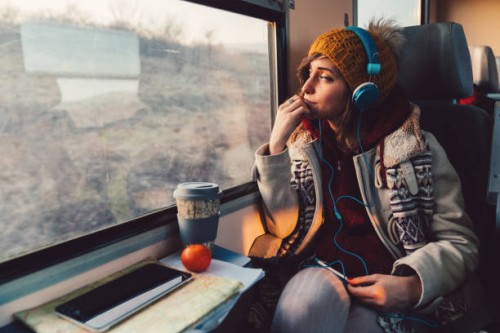 reisenden auf eine reise mit dem zug - travel stock-fotos und bilder