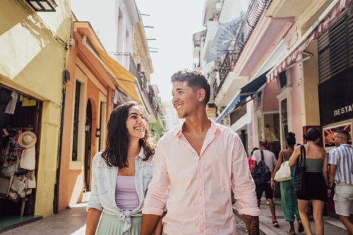 reisendenpaar, das durch die stadt geht - travel stock-fotos und bilder