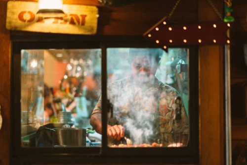 restaurant eigenaar koken voor klanten - food stockfoto's en -beelden