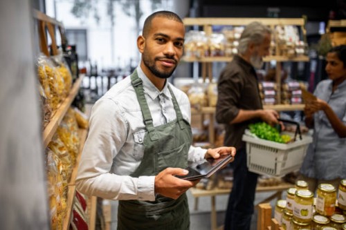 retrato de un empleado de ventas en una tienda de comestibles orgánicos - food fotografías e imágenes de stock