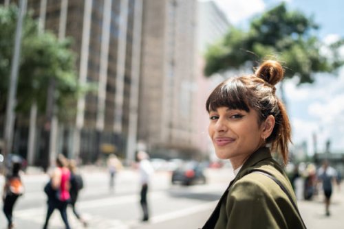 retrato de una joven en la calle - hairstyle fotografías e imágenes de stock