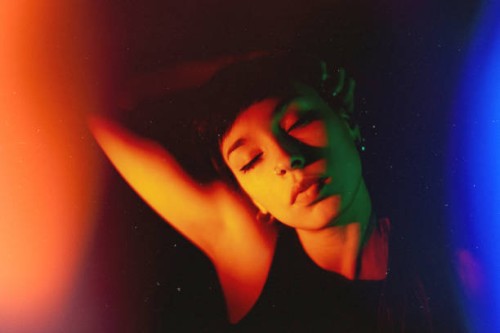 retrato melancólico e íntimo de una mujer joven - fashion fotografías e imágenes de stock