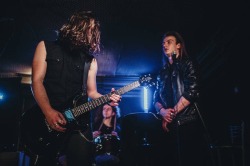 rockband auf der bühne - concert stock-fotos und bilder