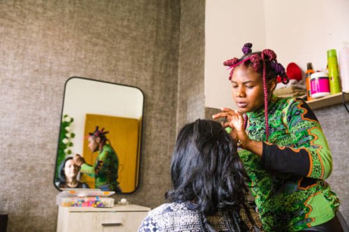 salon de coiffure, introduction de la tradition - hairstyle photos et images de collection