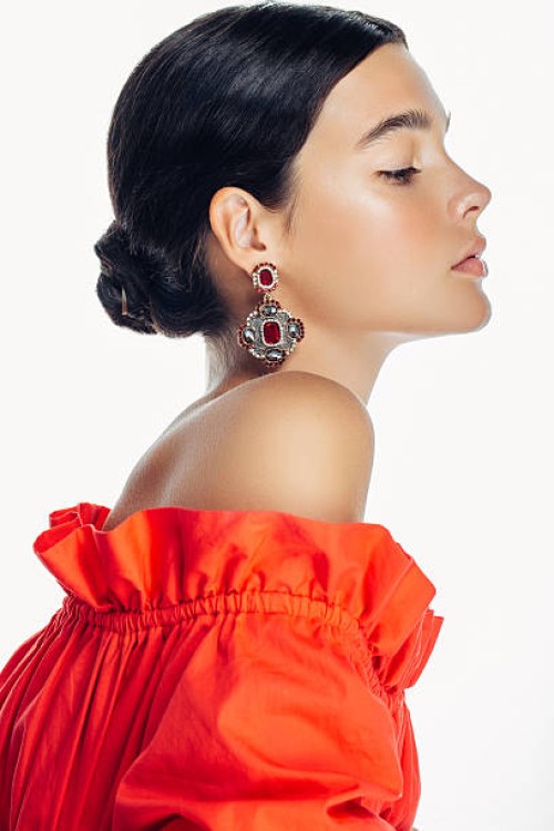 schöne frau mit kleidung und schmuck, haute couture - fashion stock-fotos und bilder