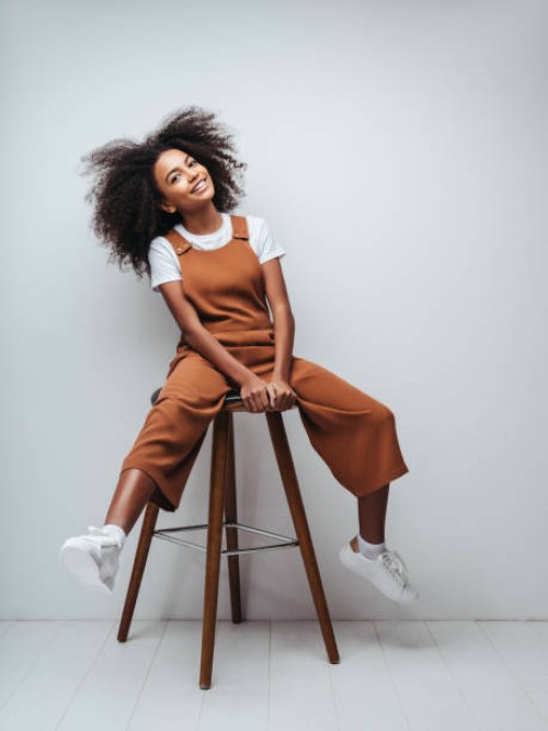 schöne lächelnde mädchen mit lockigen frisur - fashion stock-fotos und bilder