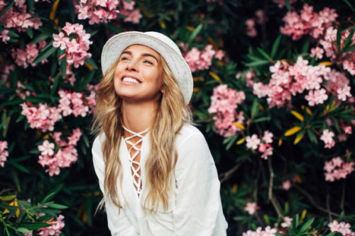 schöne mädchen auf dem hintergrund der frühling busch - fashion stock-fotos und bilder