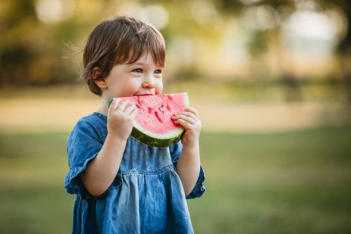 schattig meisje eten watermeloen - food stockfoto's en -beelden