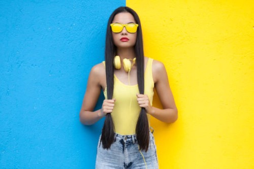 schwere frau in gelber weste und eine sonnenbrille mit langen haaren - fashion stock-fotos und bilder
