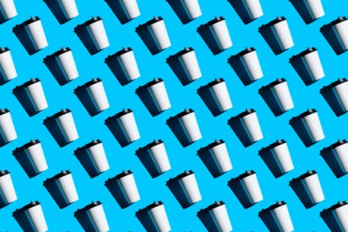 seamless pattern of a disposable cup or takeaway coffee mug, on a blue background. - junk food stock pictures, royalty-free photos & images