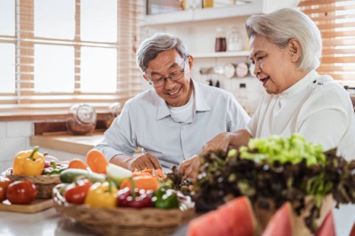 senior aziatische paar koken samen in de keuken - food stockfoto's en -beelden