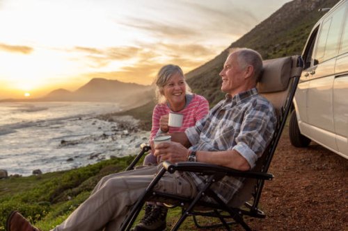 senior couple enjoying sunset by the sea - travel photos et images de collection