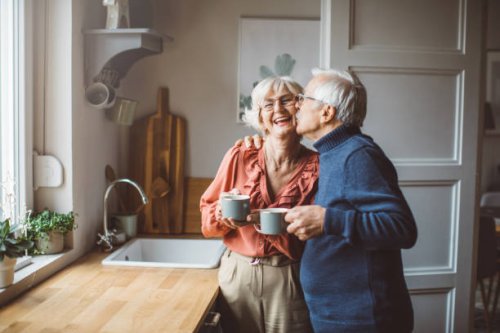 senior couple for christmas at home - coffee stockfoto's en -beelden