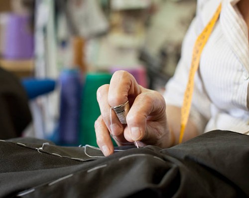 senior fashion designer sewing, close-up of hands - fashion photos et images de collection