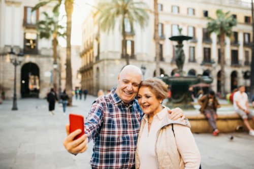 senior tourist couple taking a selfie - travel photos et images de collection