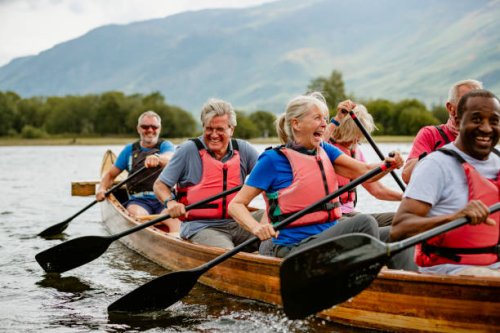 senioren genieten en plezier in roeiboot - travel stockfoto's en -beelden