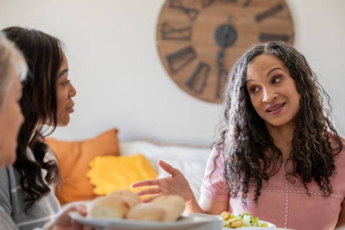 seniorin genießt zeit mit freunden und familie zu hause - home decoration stock-fotos und bilder