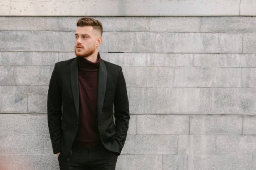 serious, good looking young adult looking away - hairstyle stockfoto's en -beelden