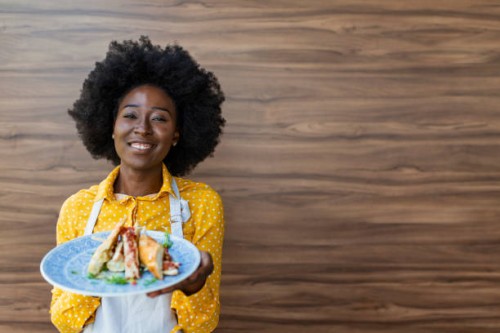 serveerster met een bord met sandwich - food stockfoto's en -beelden