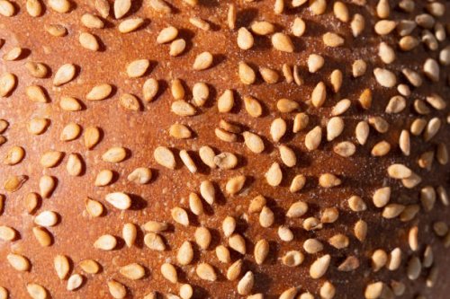 sesame seed bun macrophotography - food stock pictures, royalty-free photos & images
