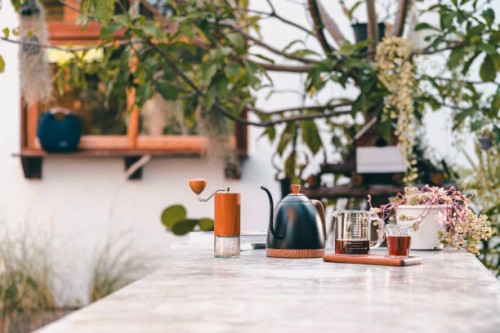 set of drip coffee maker - garden decoration stockfoto's en -beelden