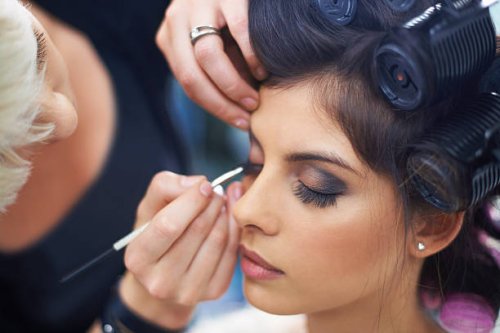 she's meticulous with her make up - hairstyle stockfoto's en -beelden