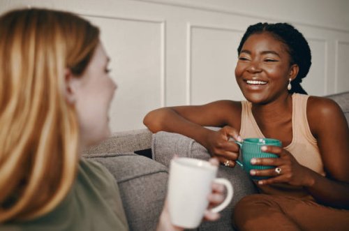 shot of two friends catching up over coffee - coffee stockfoto's en -beelden