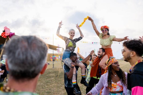 shoulder carry at the festival - concert stock pictures, royalty-free photos & images