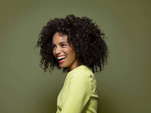 side portrait of a dark skinned female, laughing - hairstyle stockfoto's en -beelden
