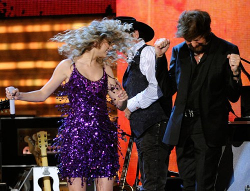 Singer Taylor Swift with Kix Brooks and Ronnie Dunn of Brooks & Dunn onstage during Brooks & Dunn's The Last Rodeo Show at MGM Grand Garden Arena on...