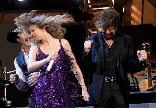 Singer Taylor Swift with musicians Kix Brooks and Ronnie Dunn of the band Brooks & Dunn onstage during Brooks & Dunn's The Last Rodeo Show at MGM...