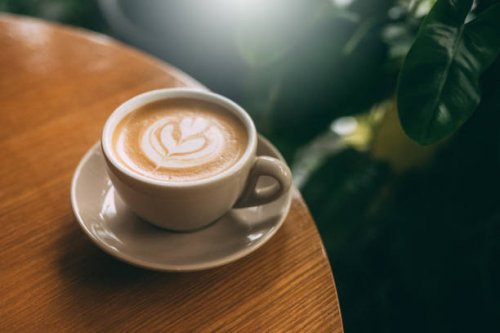sip, savor, and enjoy: a perfectly crafted cappuccino with a beautiful twist - coffee stockfoto's en -beelden