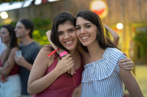sister enjoying beach party - concert stock pictures, royalty-free photos & images