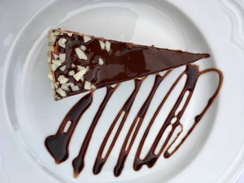 slice of chocolate cake on a plate - junk food stock-fotos und bilder