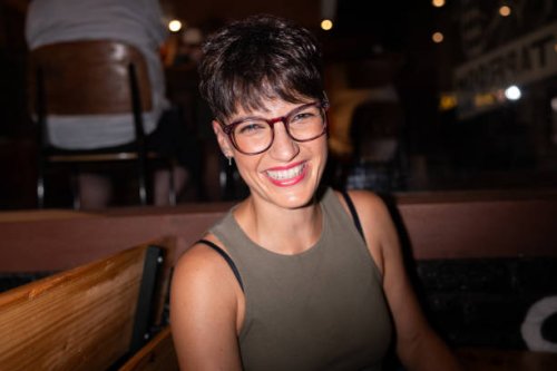 smiling woman looking at camera - hairstyle stockfoto's en -beelden