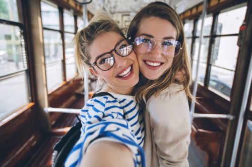 soeurs en selfie tram vintage - fashion photos et images de collection