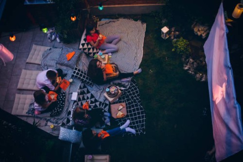 soirée cinéma dans l’arrière-cour - garden decoration photos et images de collection