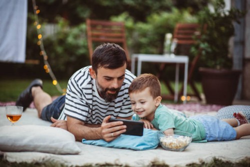soirée cinéma dans la cour arrière - garden decoration photos et images de collection