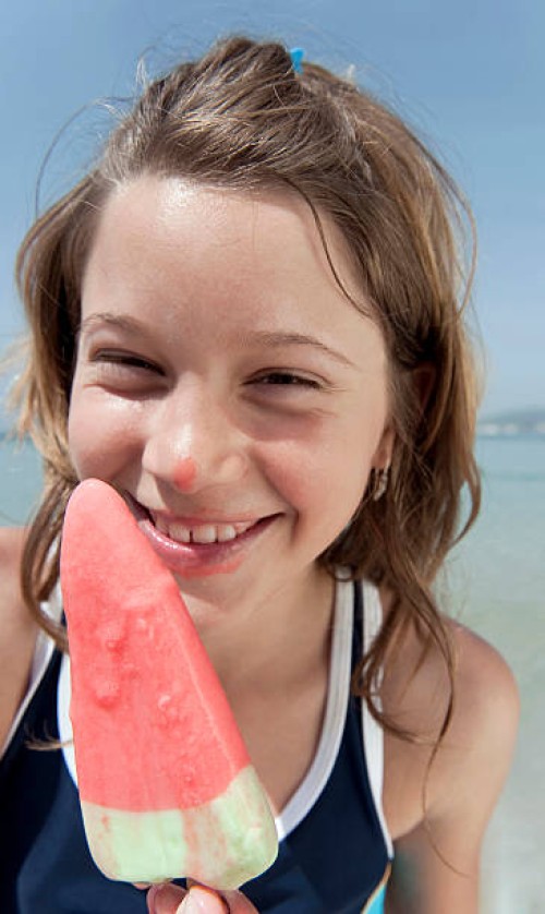 spain, mallorca, girl (10-11) holding ice cream, portrait - junk food stock-fotos und bilder
