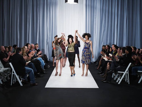 spectators applauding for designer and female models on catwalk - fashion stock-fotos und bilder