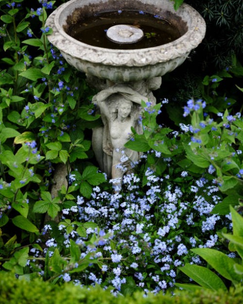 spring again - garden decoration stockfoto's en -beelden