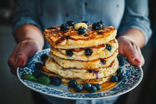 stack of pancakes with maple syrup and fresh blueberries - food stock pictures, royalty-free photos & images