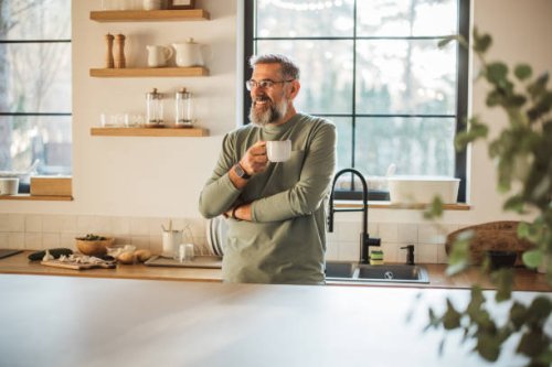 starting the day the chilled way - coffee stockfoto's en -beelden
