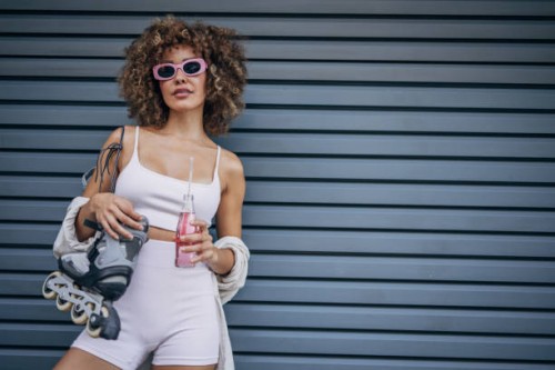 stilvolle frau mit rollschuhen im freien - fashion stock-fotos und bilder